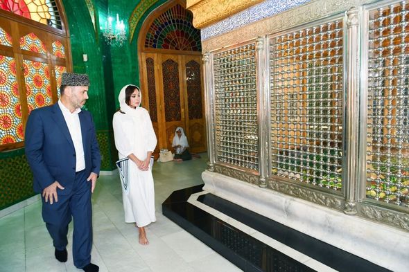 Bibiheybət ziyarətgahında Azərbaycanın Birinci vitse-prezidentinə Qurani-Kərim hədiyyə olunub - FOTO