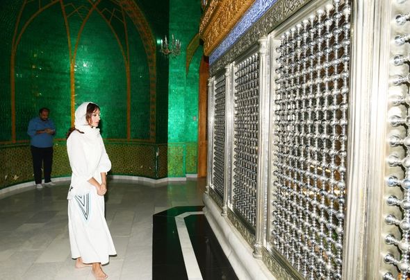 Bibiheybət ziyarətgahında Azərbaycanın Birinci vitse-prezidentinə Qurani-Kərim hədiyyə olunub - FOTO