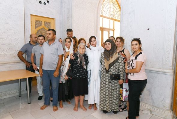 Bibiheybət ziyarətgahında Azərbaycanın Birinci vitse-prezidentinə Qurani-Kərim hədiyyə olunub - FOTO
