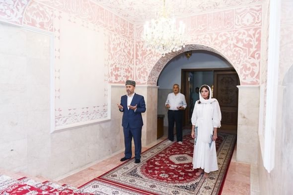 Bibiheybət ziyarətgahında Azərbaycanın Birinci vitse-prezidentinə Qurani-Kərim hədiyyə olunub - FOTO