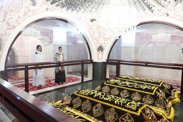 Bibiheybət ziyarətgahında Azərbaycanın Birinci vitse-prezidentinə Qurani-Kərim hədiyyə olunub - FOTO