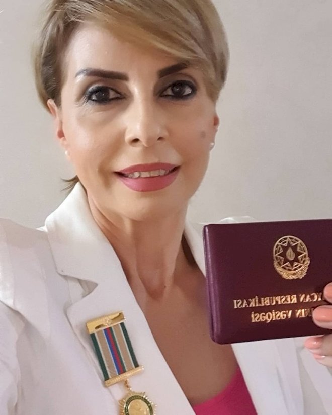 Elçin Quliyev tanınmış aparıcını medalla təltif etdi - Foto
