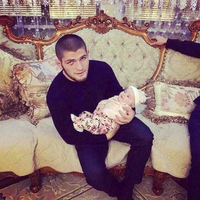 Həbib Nurmaqomedov həyat yoldaşını niyə hamıdan gizlədir? - FOTO