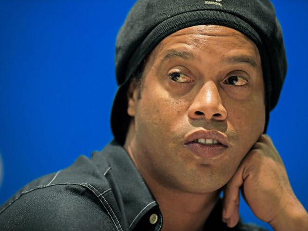 Ronaldinyo futbola qayıdır