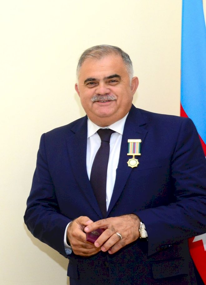 Elçin Quliyev tanınmış politoloqa medal verdi - FOTOLAR