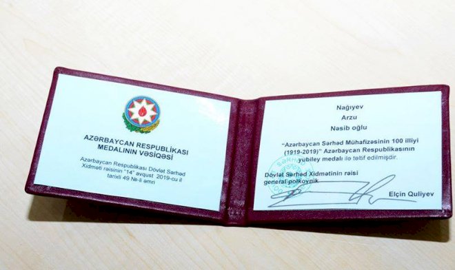 Elçin Quliyev tanınmış politoloqa medal verdi - FOTOLAR