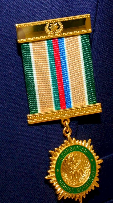 Elçin Quliyev tanınmış politoloqa medal verdi - FOTOLAR