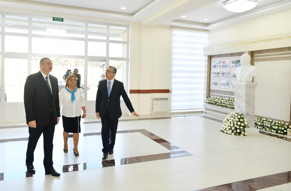 İlham Əliyev yenidən qurulan 208 nömrəli məktəbdə yaradılan şəraitlə tanış olub