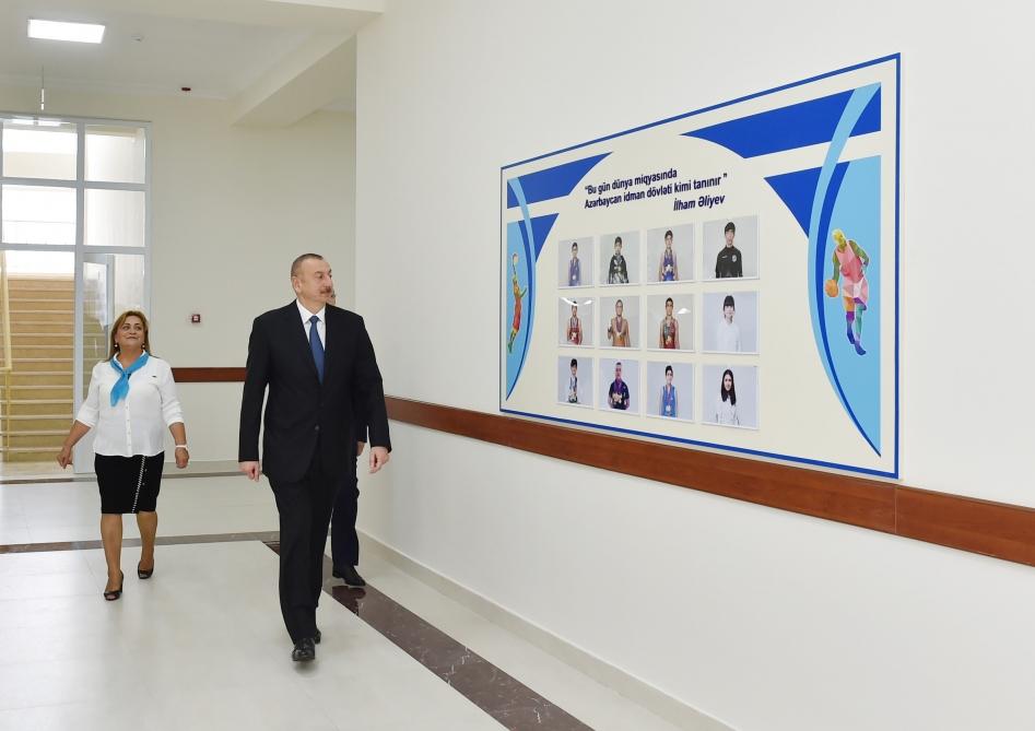 İlham Əliyev yenidən qurulan 208 nömrəli məktəbdə yaradılan şəraitlə tanış olub