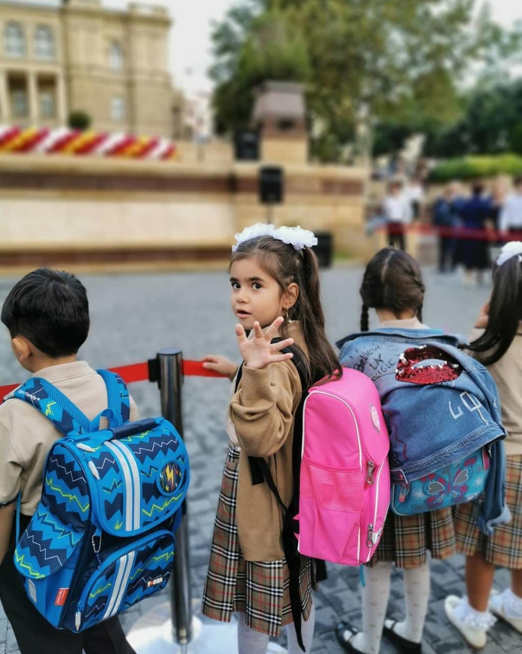 MƏŞHURLARIN bu gün birinci sinifə gedən UŞAQLARI - FOTO