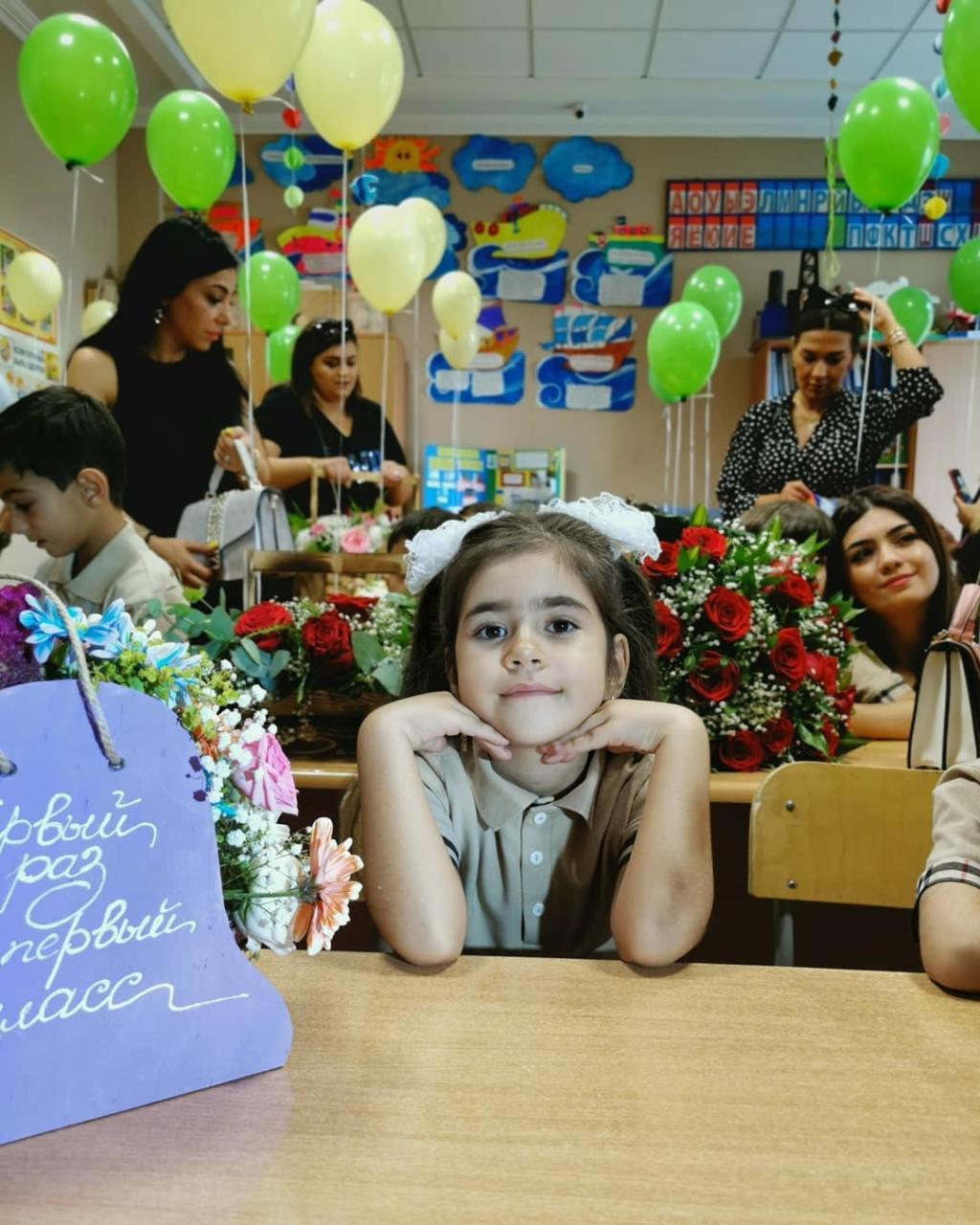 MƏŞHURLARIN bu gün birinci sinifə gedən UŞAQLARI - FOTO