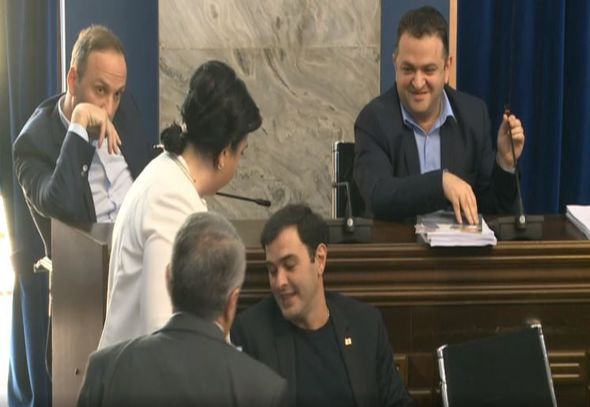Gürcüstan parlamentində dava: Qadın deputat kişi həmkarını döydü – FOTO/VİDEO