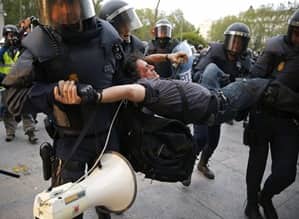 Avropa polisi icazəsiz mitinqçilərlə belə davranır – ŞOK FOTOLAR