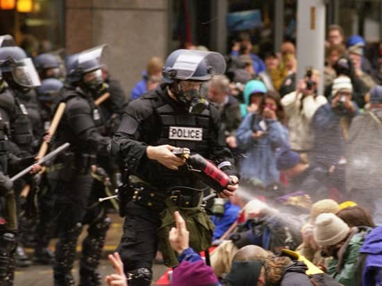 Avropa polisi icazəsiz mitinqçilərlə belə davranır – ŞOK FOTOLAR