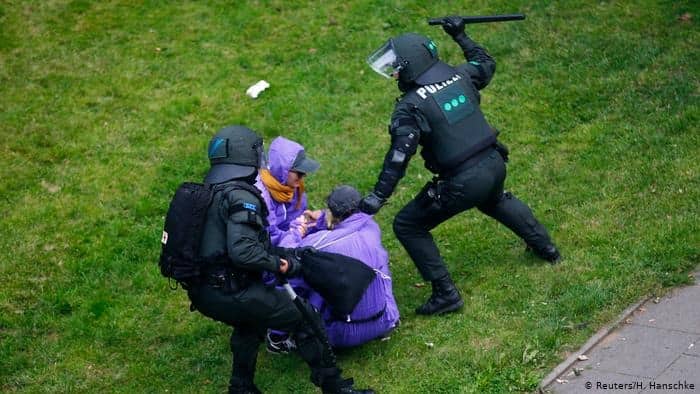 Avropa polisi icazəsiz mitinqçilərlə belə davranır – ŞOK FOTOLAR