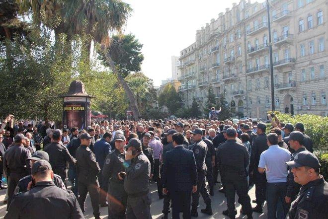 "Mitinqə bıçaqla gəlin!" - ölkədə kimlər xaos yaratmaq istəyir?