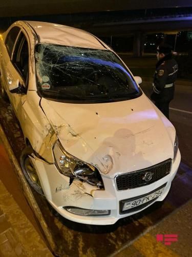 Bakıda avtomobil körpüdən aşıb - Sürücü tapılmır - FOTO