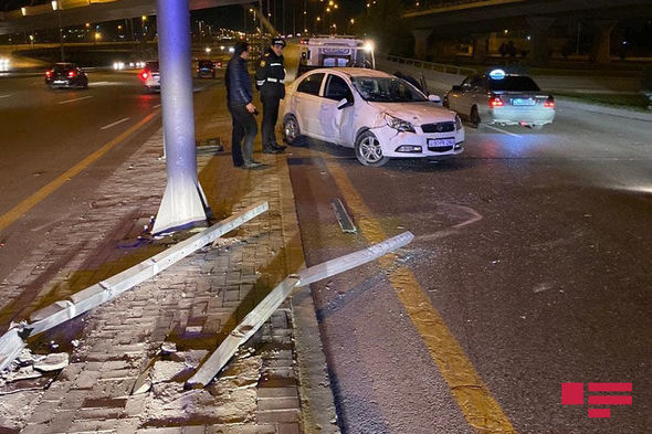 Bakıda avtomobil körpüdən aşıb - Sürücü tapılmır - FOTO