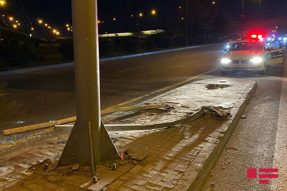 Bakıda avtomobil körpüdən aşıb - Sürücü tapılmır - FOTO