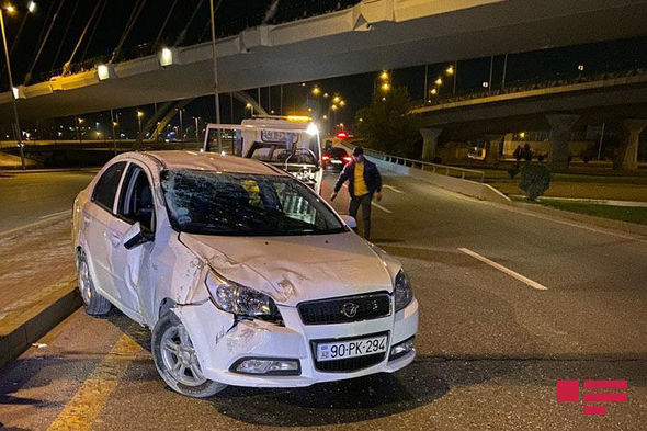 Bakıda avtomobil körpüdən aşıb - Sürücü tapılmır - FOTO