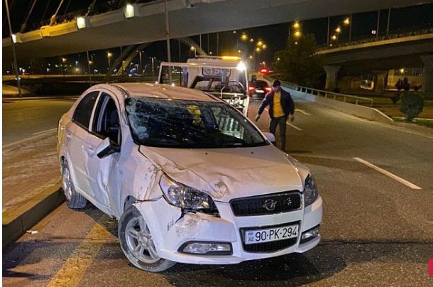Bakıda avtomobil körpüdən aşıb - Sürücü tapılmır - FOTO