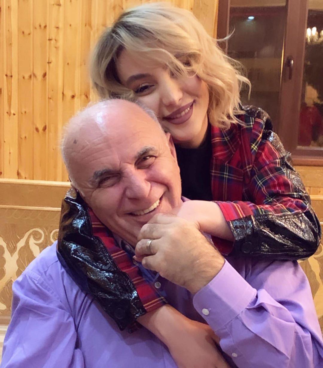 Sevdiyi qıza görə bıçaqlanan XALQ ARTİSTİNİN CAZİBƏDAR NƏVƏSİ - FOTO