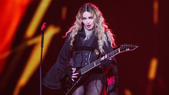 Madonnanın vəziyyəti pisləşdi, konsertləri təxirə salındı
