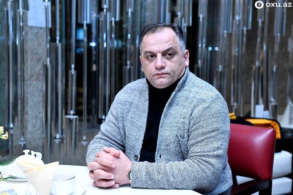 “Məşhurların açıq-saçıq səhnələrdə çəkilməsinə söyüş yazanlar arvadları ilə “18+” filmlər izləyir” - FOTO