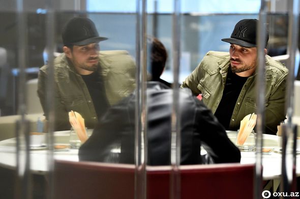 “Məşhurların açıq-saçıq səhnələrdə çəkilməsinə söyüş yazanlar arvadları ilə “18+” filmlər izləyir” - FOTO