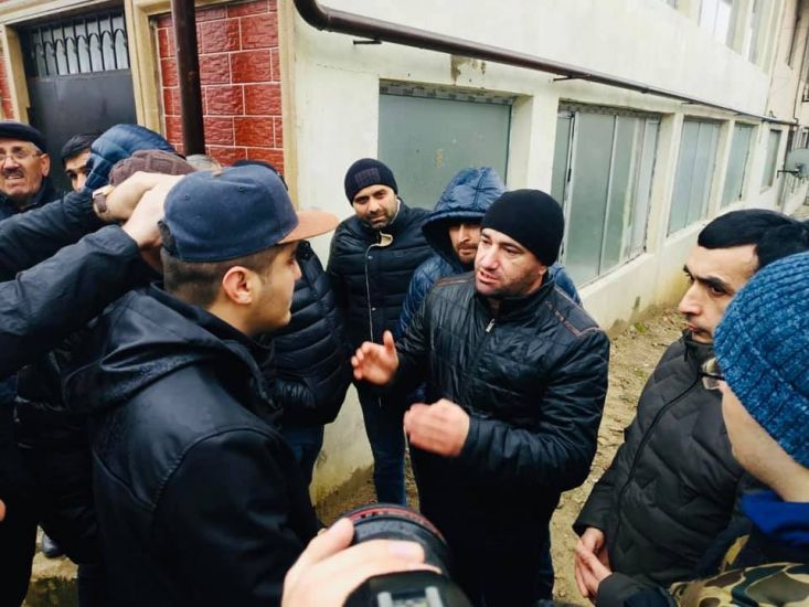 Bakıda sakinlər intihara cəhd etdilər — İcra başçısı hadisə yerinə gəldi - FOTO