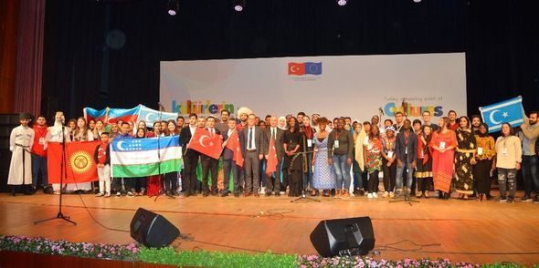 ABŞ-da kuryerlik edən Fərid Məmmədov amerikalı müğənni ilə konsert verdi - FOTO