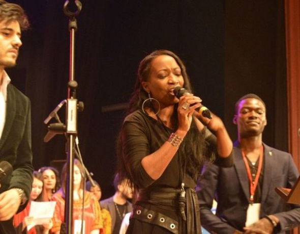 ABŞ-da kuryerlik edən Fərid Məmmədov amerikalı müğənni ilə konsert verdi - FOTO