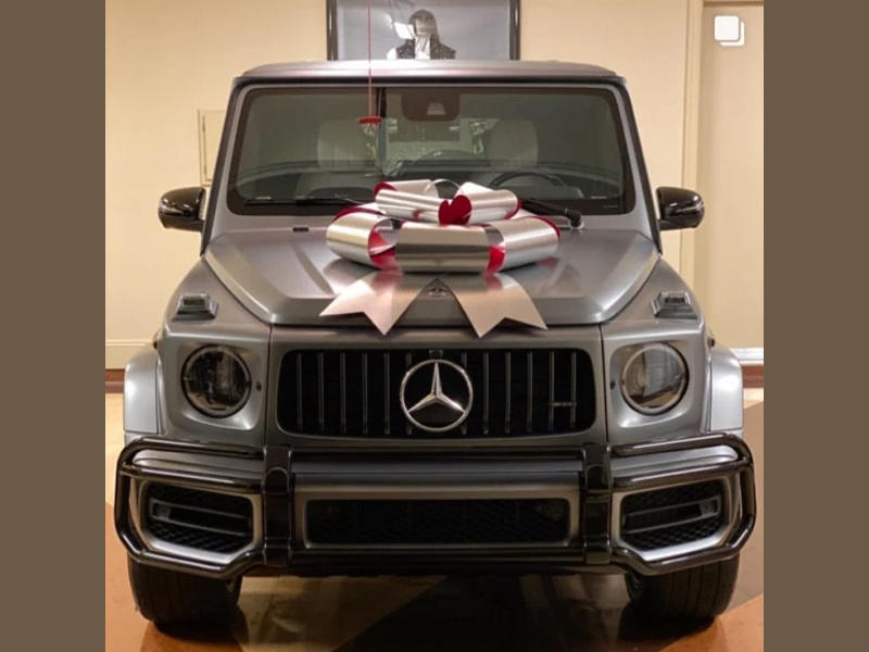 Ata qızına yenil il hədiyyəsi kimi 350 minlik "Mercedes" aldı - FOTO