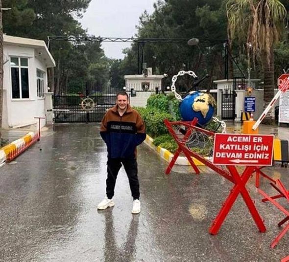 Hərbi xidmətdə olan müğənninin bahalı maşını əlindən alındı - FOTO