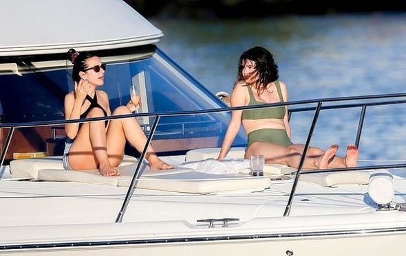 Selena Qomezin son halı gündəm oldu - FOTO