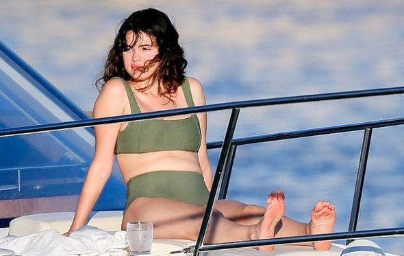 Selena Qomezin son halı gündəm oldu - FOTO