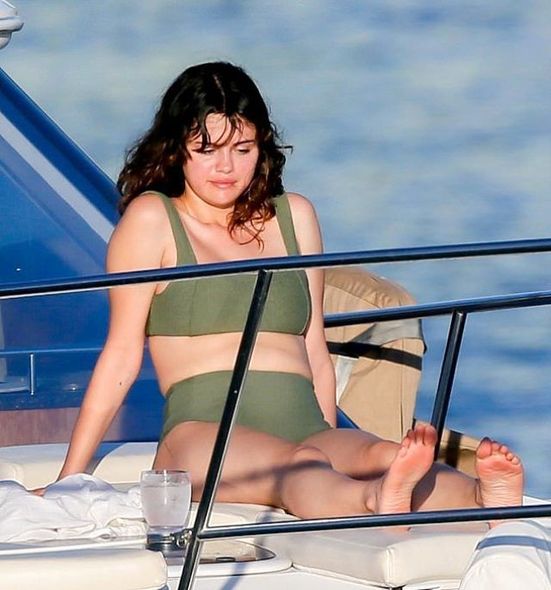 Selena Qomezin son halı gündəm oldu - FOTO