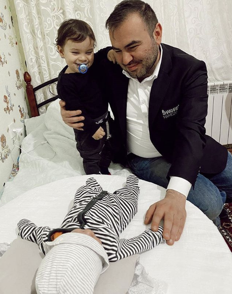 “Şah” övladları ilə — FOTO