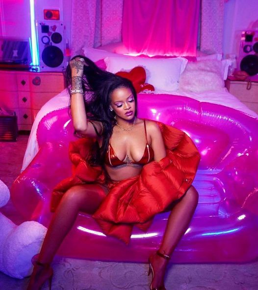 Rihanna Sevgililər günü üçün kamera qarşısına keçdi - FOTO