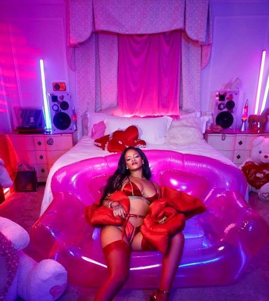 Rihanna Sevgililər günü üçün kamera qarşısına keçdi - FOTO