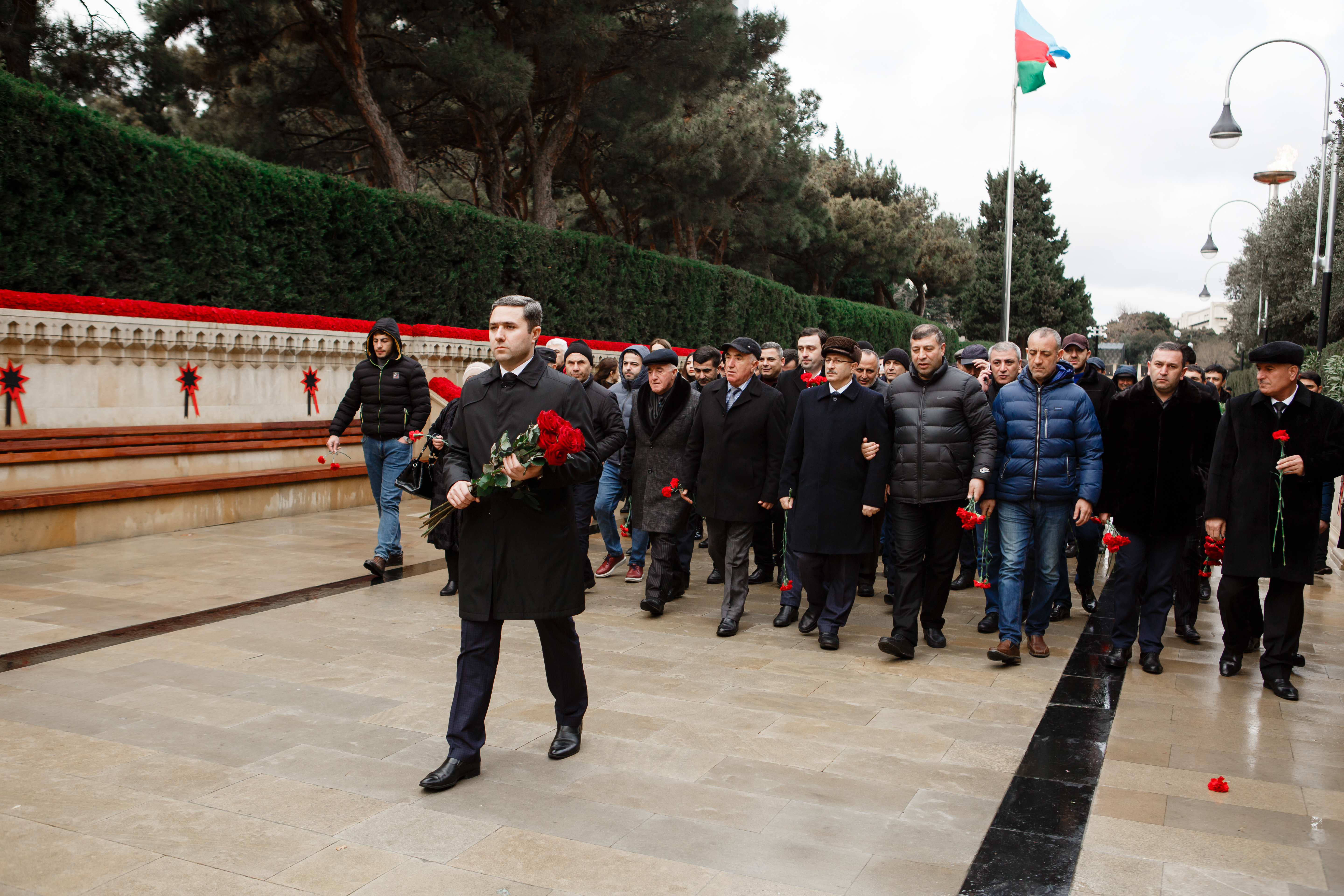 Xaliq Hüseynov qərargah üzvləri ilə Şəhidlər Xiyabanını ziyarət etdi - FOTO - VİDEO