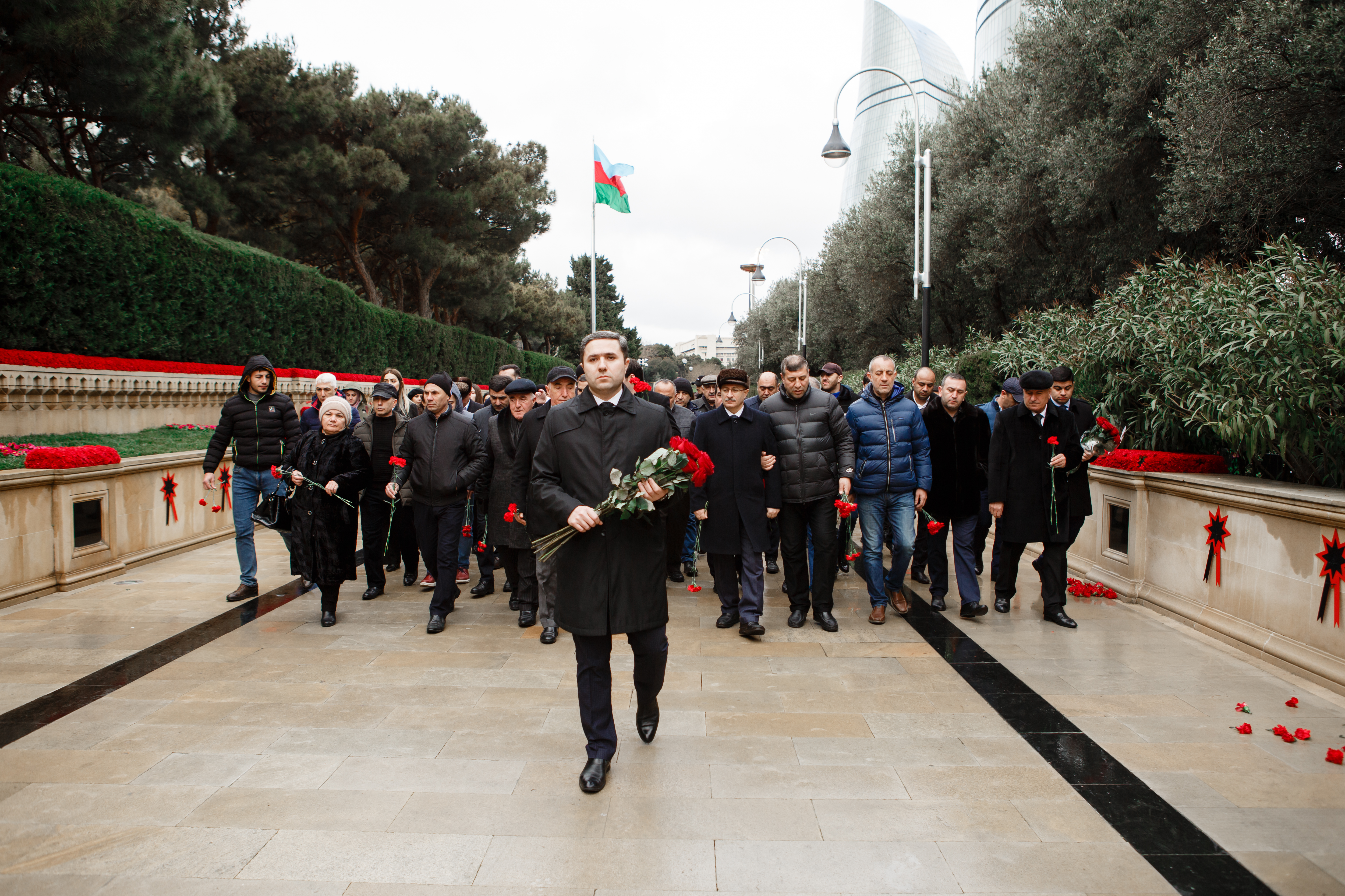 Xaliq Hüseynov qərargah üzvləri ilə Şəhidlər Xiyabanını ziyarət etdi - FOTO - VİDEO