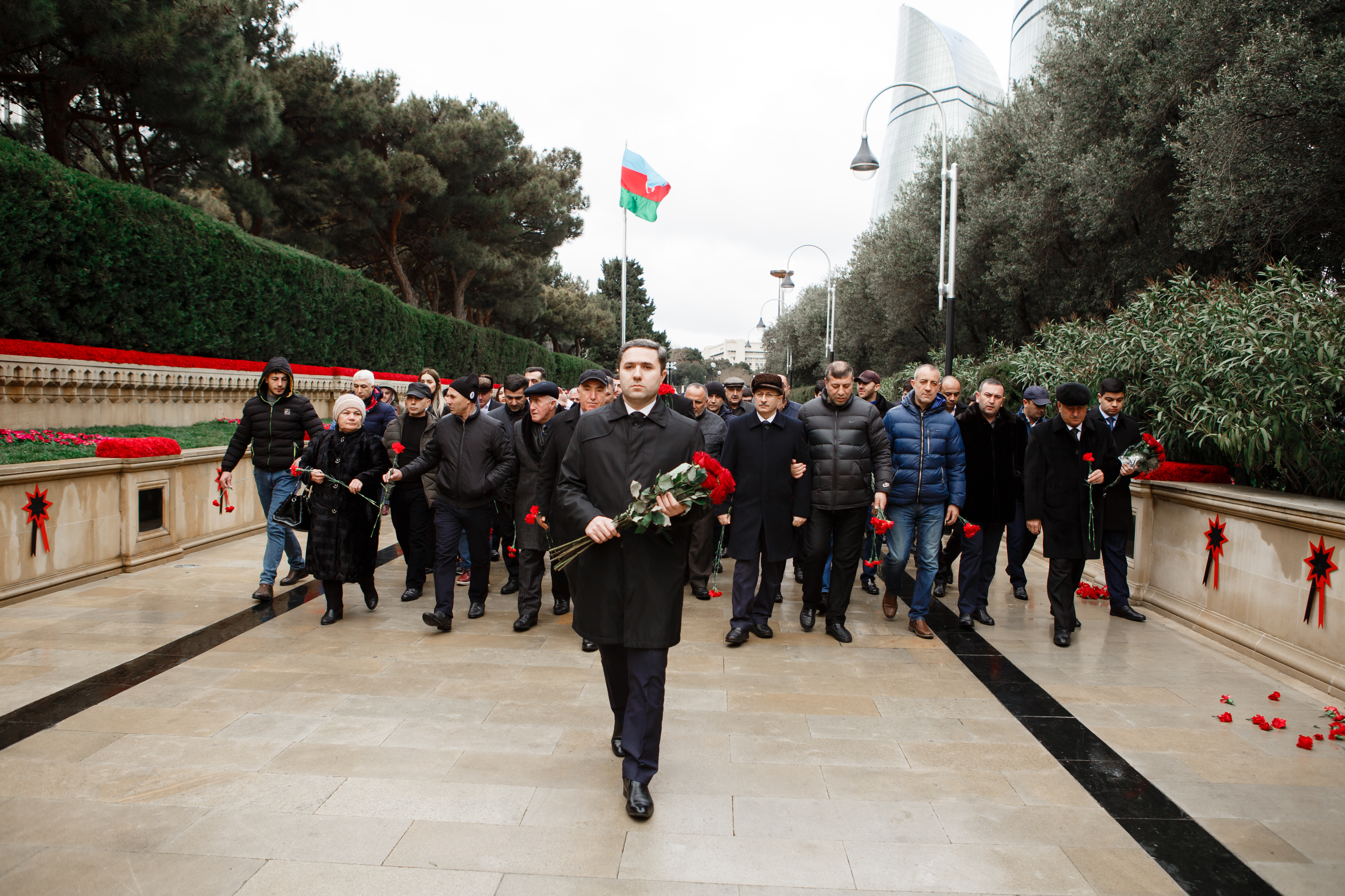 Xaliq Hüseynov qərargah üzvləri ilə Şəhidlər Xiyabanını ziyarət etdi - FOTO - VİDEO