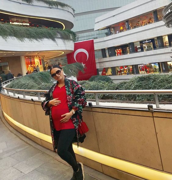 Azərbaycanlı aktrisa Türkiyədə ana oldu - FOTO