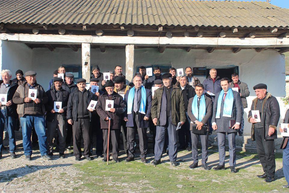 90 yaşlı ağsaqqal YAP-ın namizədi ilə görüşə velosipedlə gəldi - FOTO