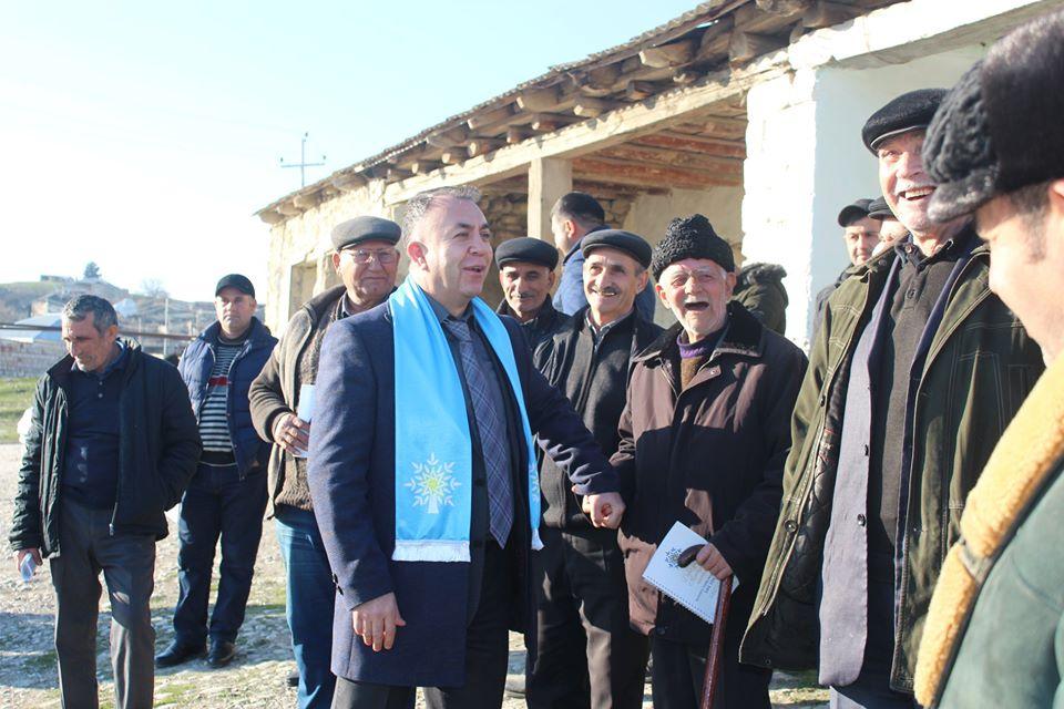 90 yaşlı ağsaqqal YAP-ın namizədi ilə görüşə velosipedlə gəldi - FOTO
