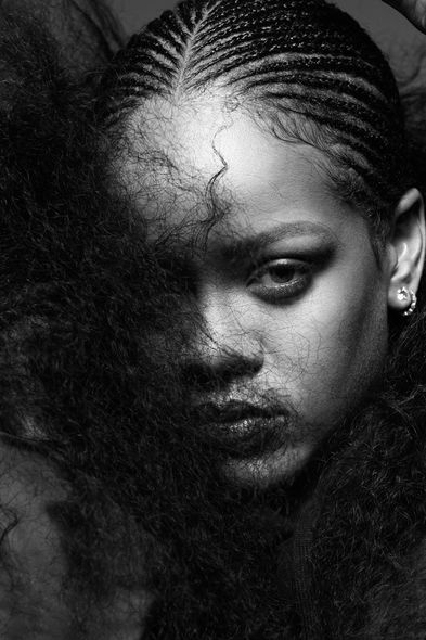 Ərəb milyarder sevgilisindən ayrılan Rihanna “qara”ya büründü - FOTO/VİDEO