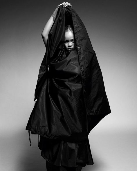 Ərəb milyarder sevgilisindən ayrılan Rihanna “qara”ya büründü - FOTO/VİDEO