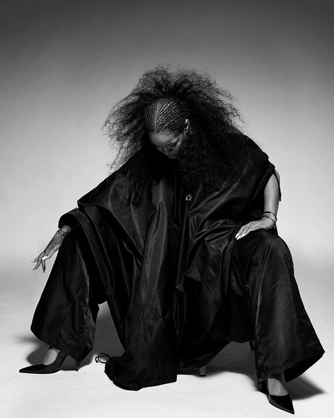 Ərəb milyarder sevgilisindən ayrılan Rihanna “qara”ya büründü - FOTO/VİDEO