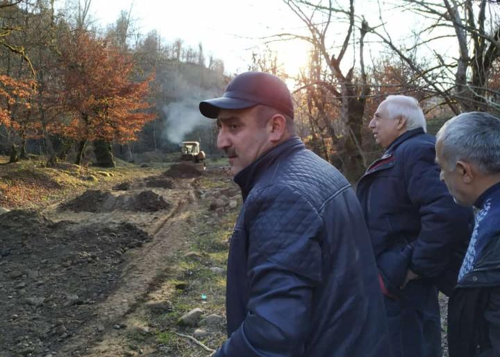 Hadı Rəcəbli əlinə bel alıb fəhləliyə başladı – Ucuz şounun izi ilə + FOTOLAR